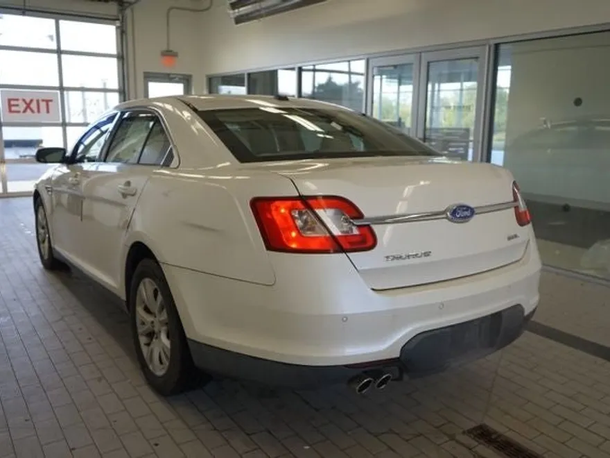 2011 Ford Taurus SEL photo 1