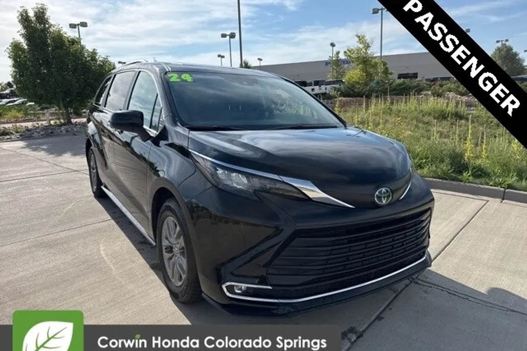 2024 Toyota Sienna XLE photo 1