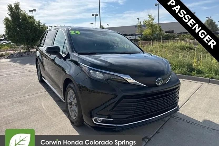 2024 Toyota Sienna XLE photo 1