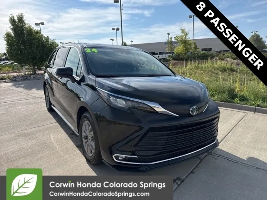 2024 Toyota Sienna XLE photo 1