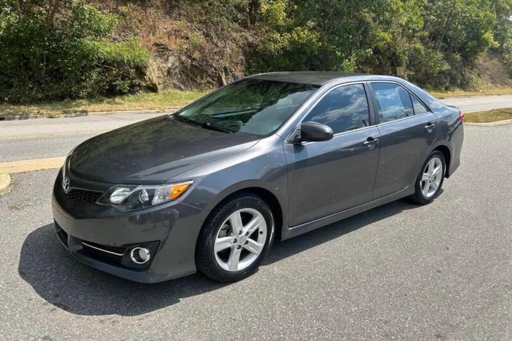 2013 Toyota Camry SE photo 1