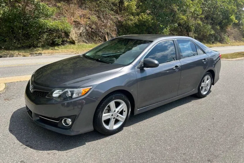 2013 Toyota Camry SE photo 1