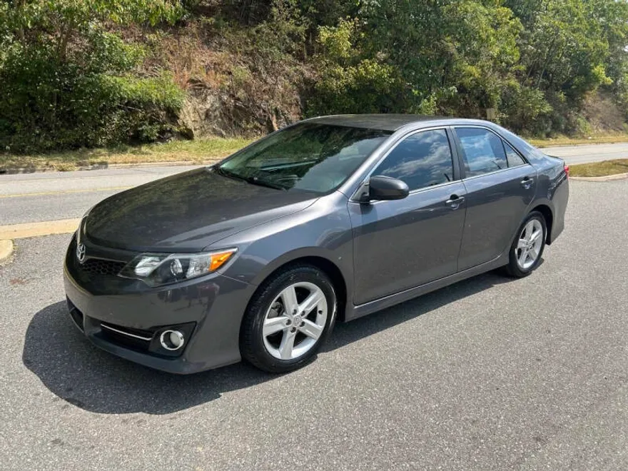 2013 Toyota Camry SE photo 1