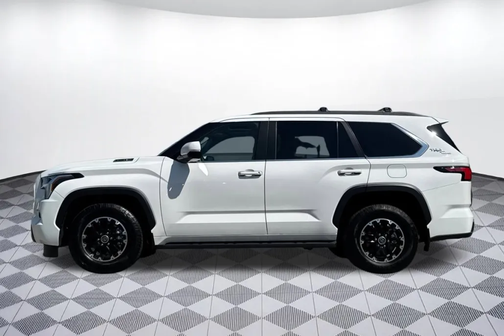 2024 Toyota Sequoia SR5 photo 1