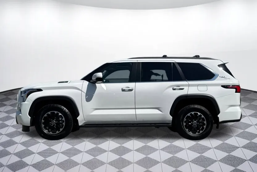 2024 Toyota Sequoia SR5 photo 1
