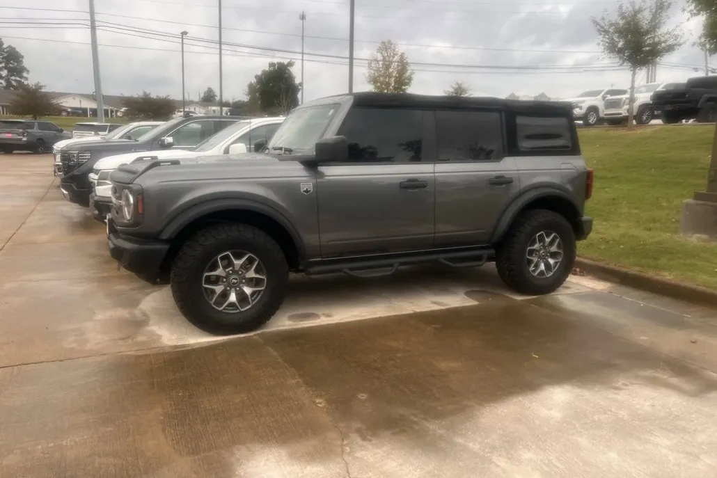 2022 Ford Bronco Base photo 1