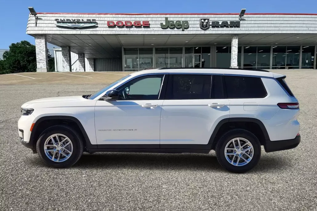 2024 Jeep Grand Cherokee Laredo photo 1
