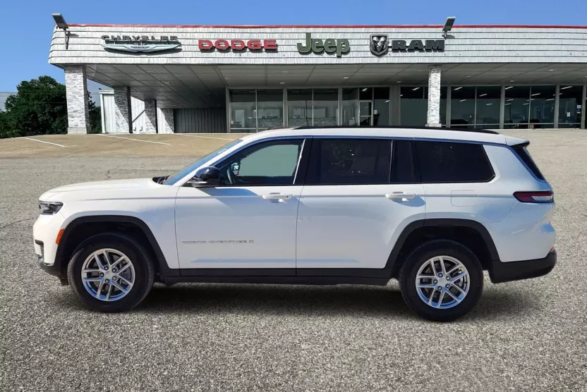 2024 Jeep Grand Cherokee Laredo photo 1