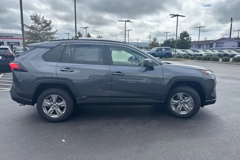 2025 Toyota RAV4 Hybrid LE photo 1