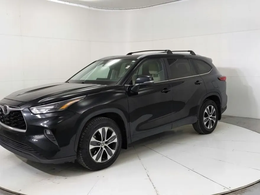 2023 Toyota Highlander L photo 1