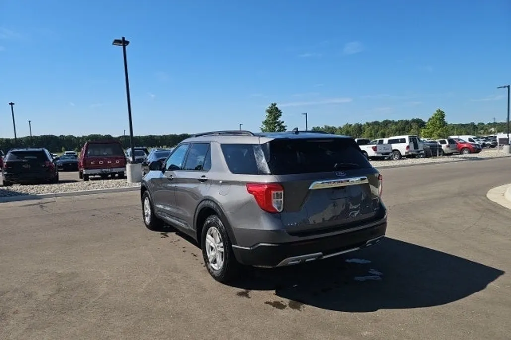 2023 Ford Explorer XLT photo 1