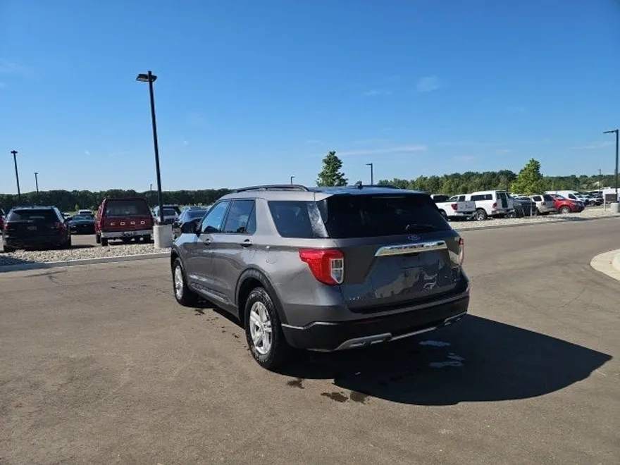 2023 Ford Explorer XLT photo 1