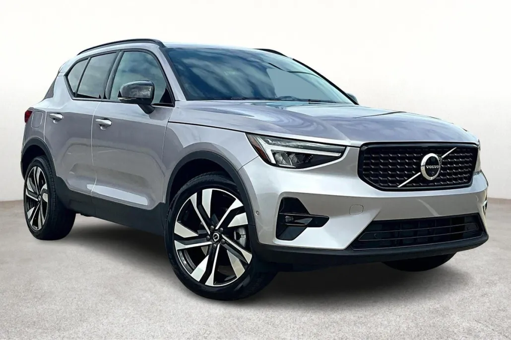 2026 Volvo XC40 Plus photo 1