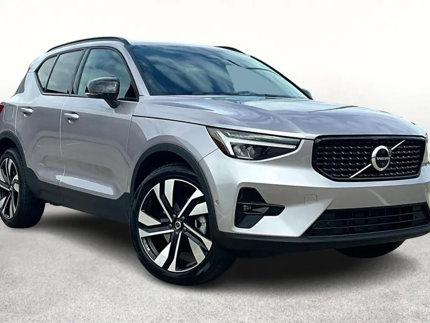 2026 Volvo XC40 Plus photo 1