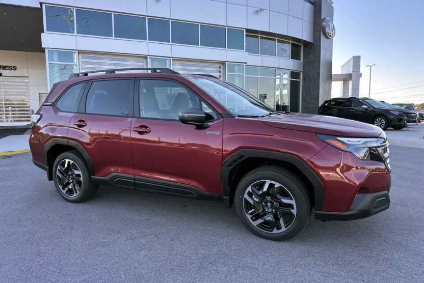 2025 Subaru Forester Premium photo 1