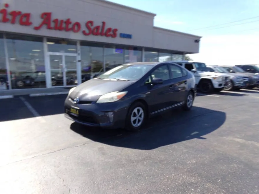 2012 Toyota Prius Three photo 1