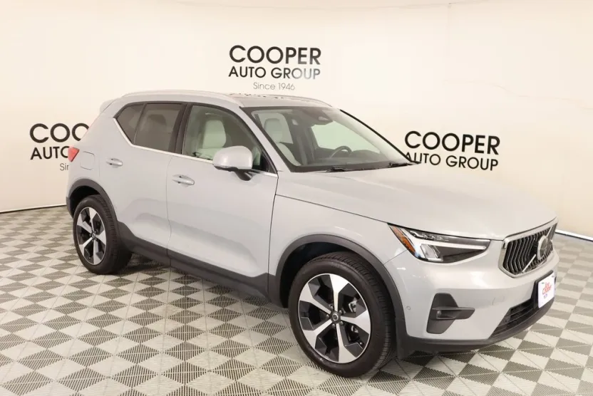 2024 Volvo XC40 Plus photo 1