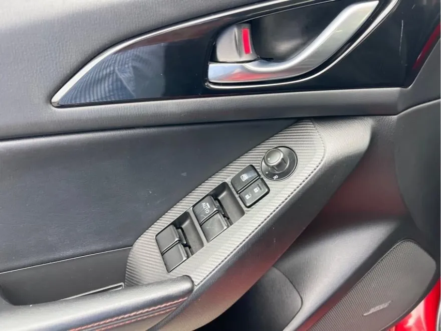 2015 Mazda Mazda3 s Grand Touring Hatchback photo 11