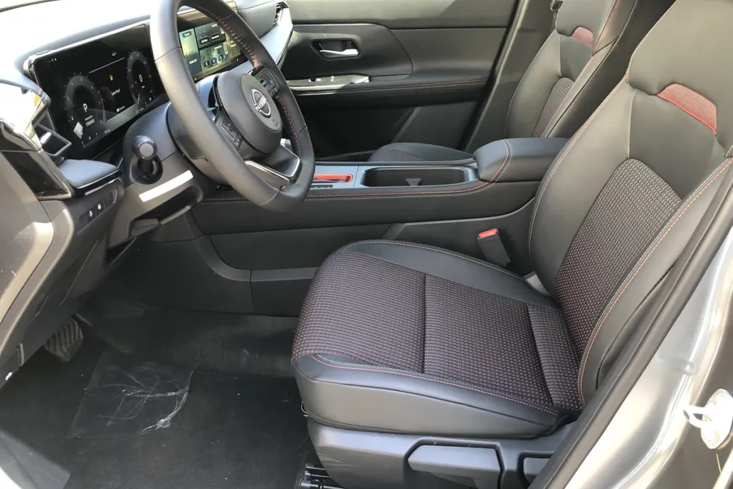 2025 Nissan Kicks SR photo 1