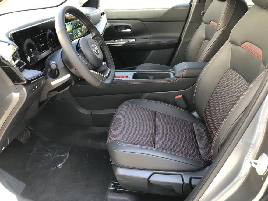 2025 Nissan Kicks SR photo 1