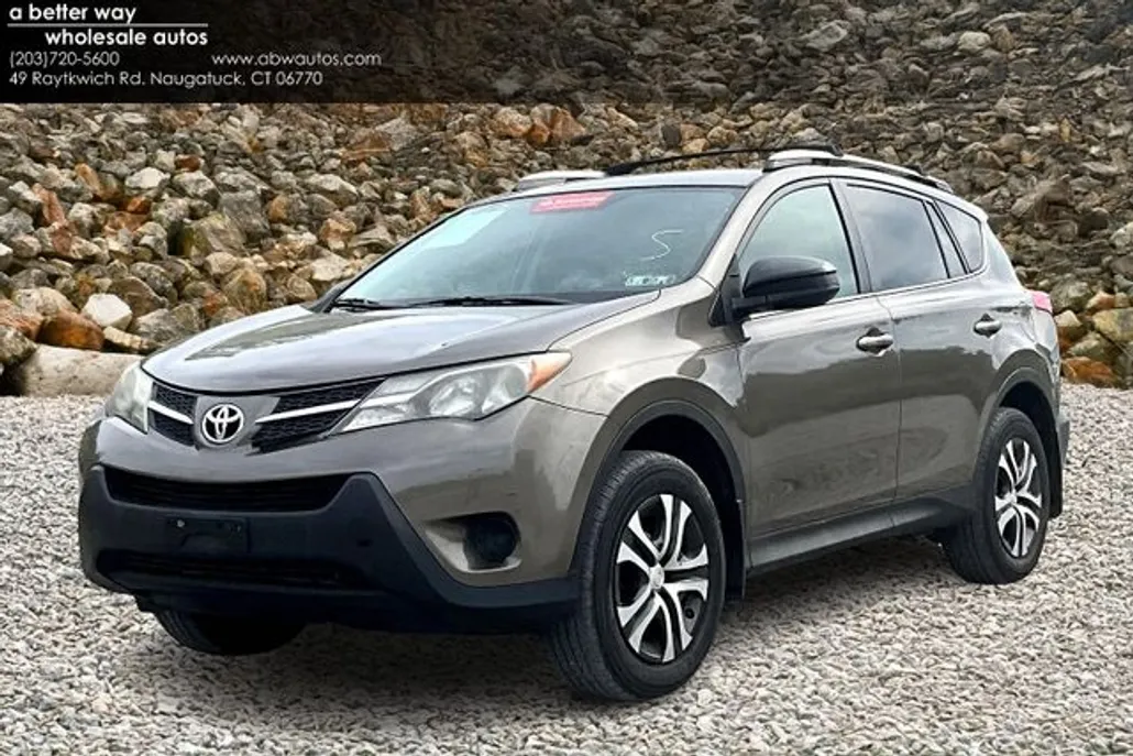 2015 Toyota RAV4 LE photo 1