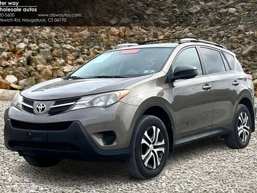 2015 Toyota RAV4 LE photo 1