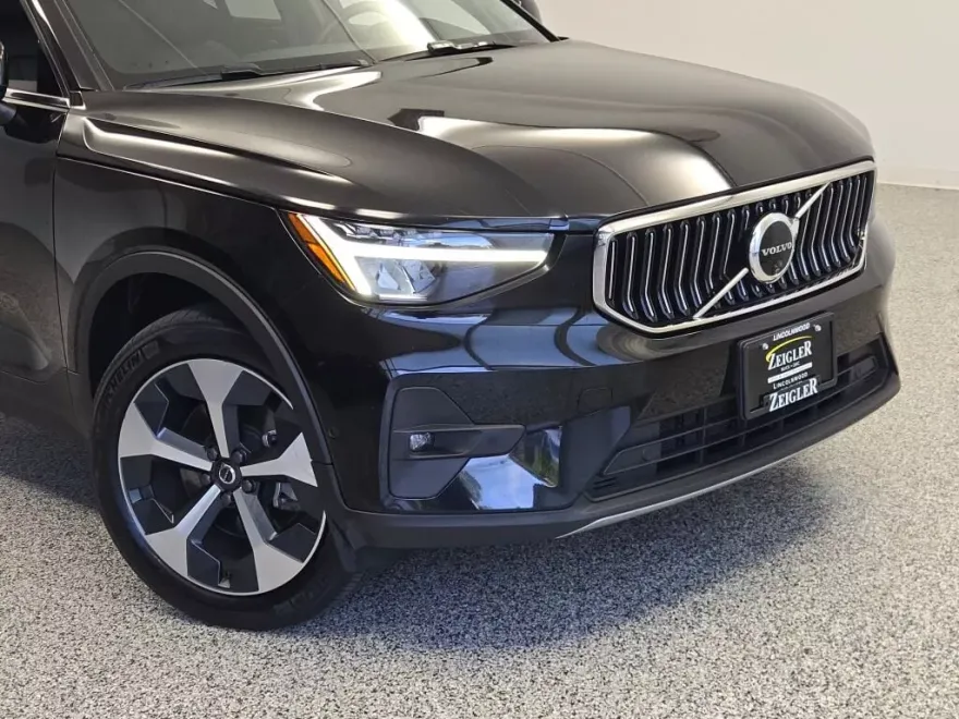 2024 Volvo XC40 Plus photo 1