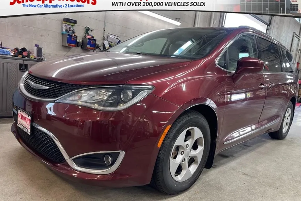 2017 Chrysler Pacifica Touring Plus photo 1