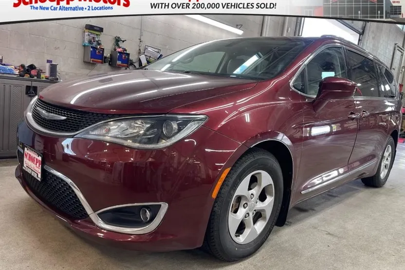 2017 Chrysler Pacifica Touring Plus photo 1