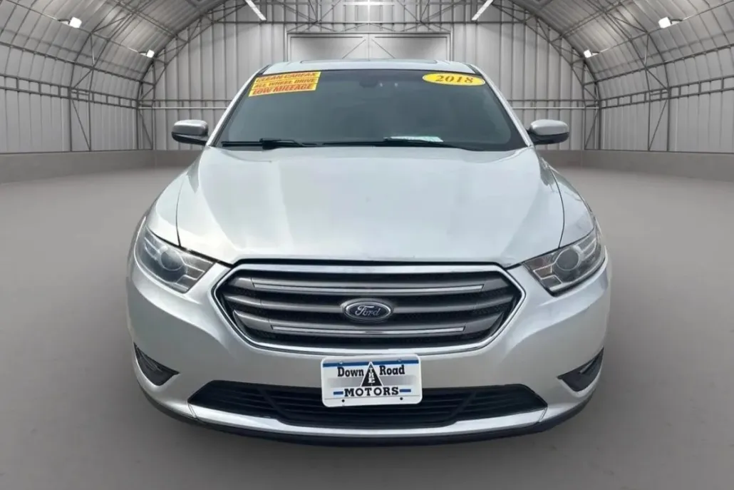 2018 Ford Taurus SEL photo 1
