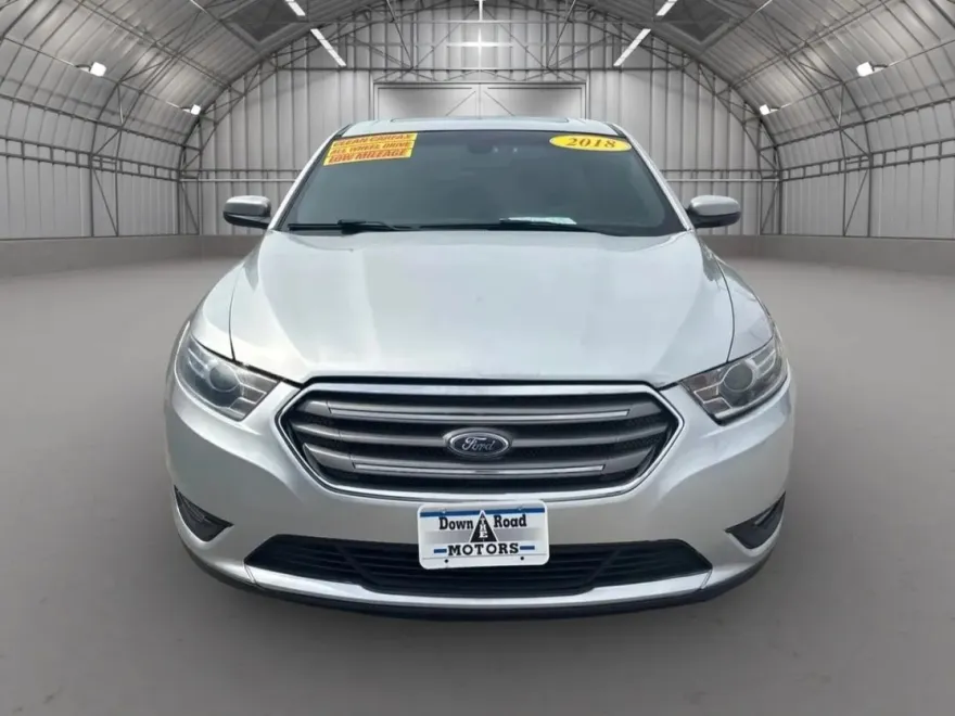 2018 Ford Taurus SEL photo 1