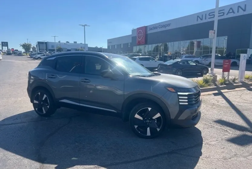 2025 Nissan Kicks SR photo 1