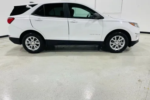 2021 Chevrolet Equinox LS photo 3