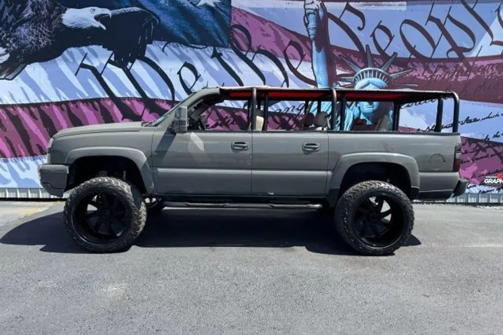 2004 Chevrolet Suburban 1500 LT photo 1