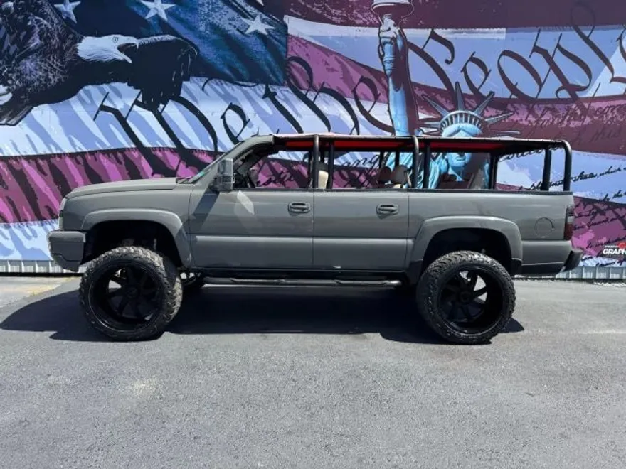 2004 Chevrolet Suburban 1500 LT photo 1