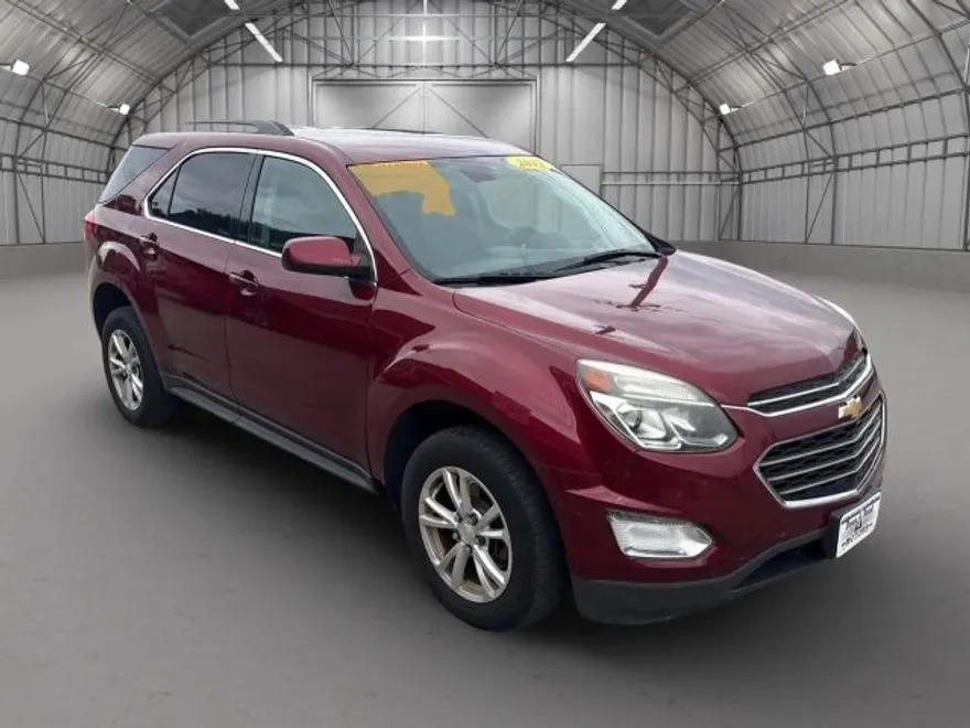 2017 Chevrolet Equinox LT photo 1