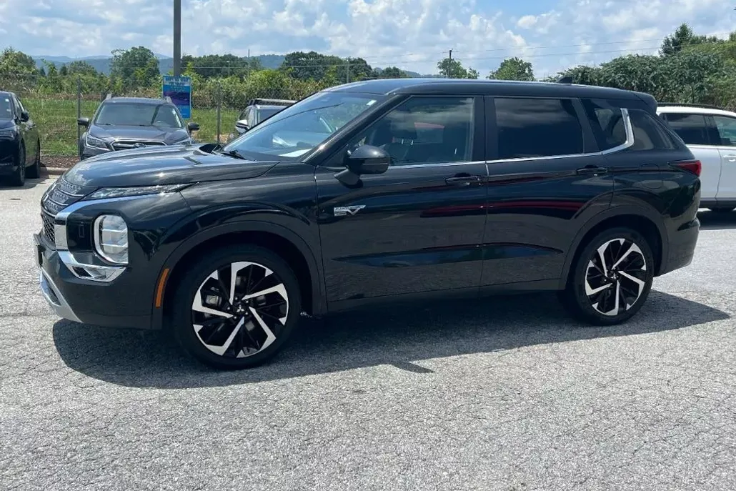 2024 Mitsubishi Outlander PHEV SE photo 1
