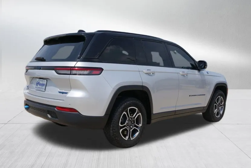 2022 Jeep Cherokee 4xe Trailhawk photo 1