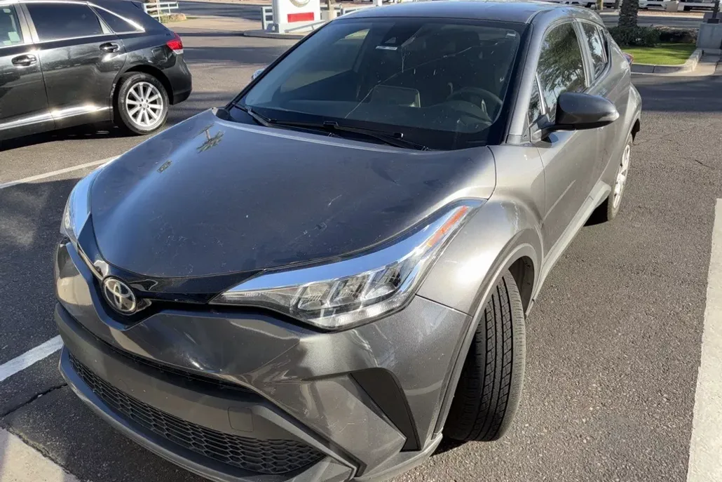 2020 Toyota C-HR LE photo 1