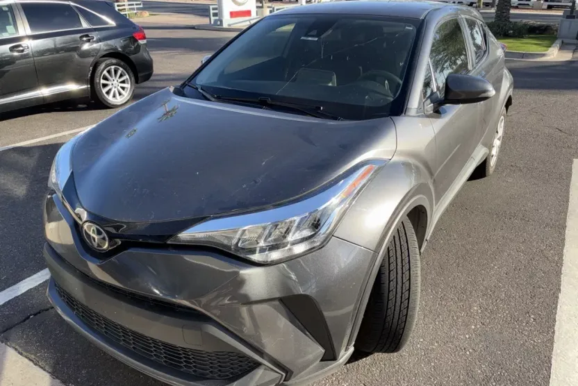 2020 Toyota C-HR LE photo 1