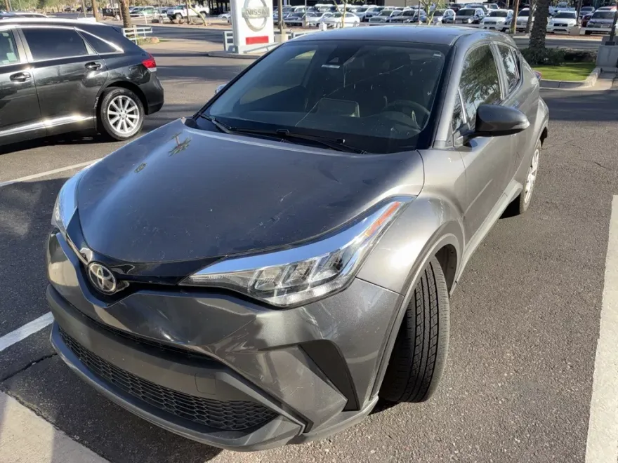 2020 Toyota C-HR LE photo 1