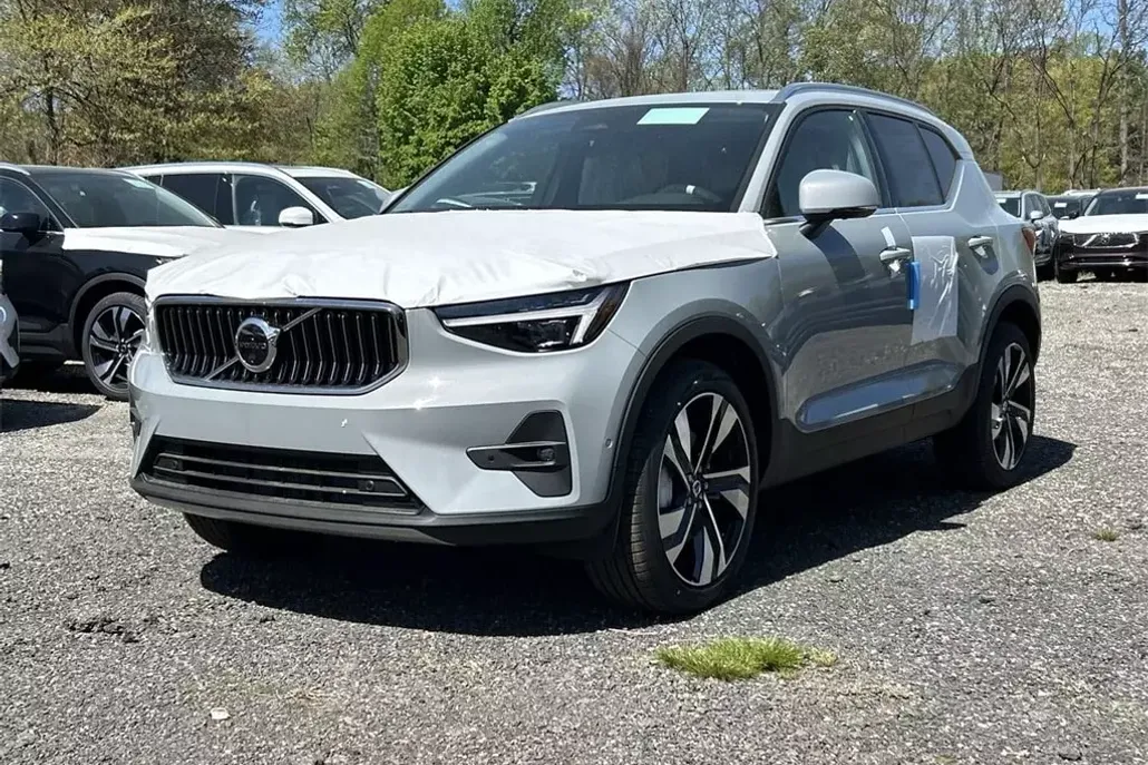 2025 Volvo XC40 Plus photo 1