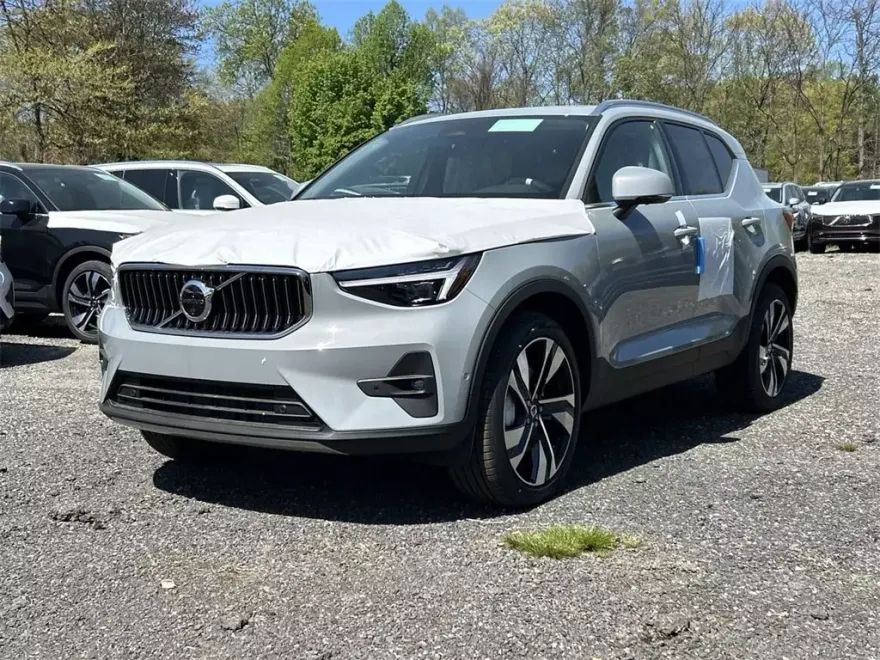 2025 Volvo XC40 Plus photo 1