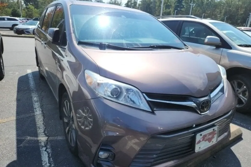 2018 Toyota Sienna XLE photo 1