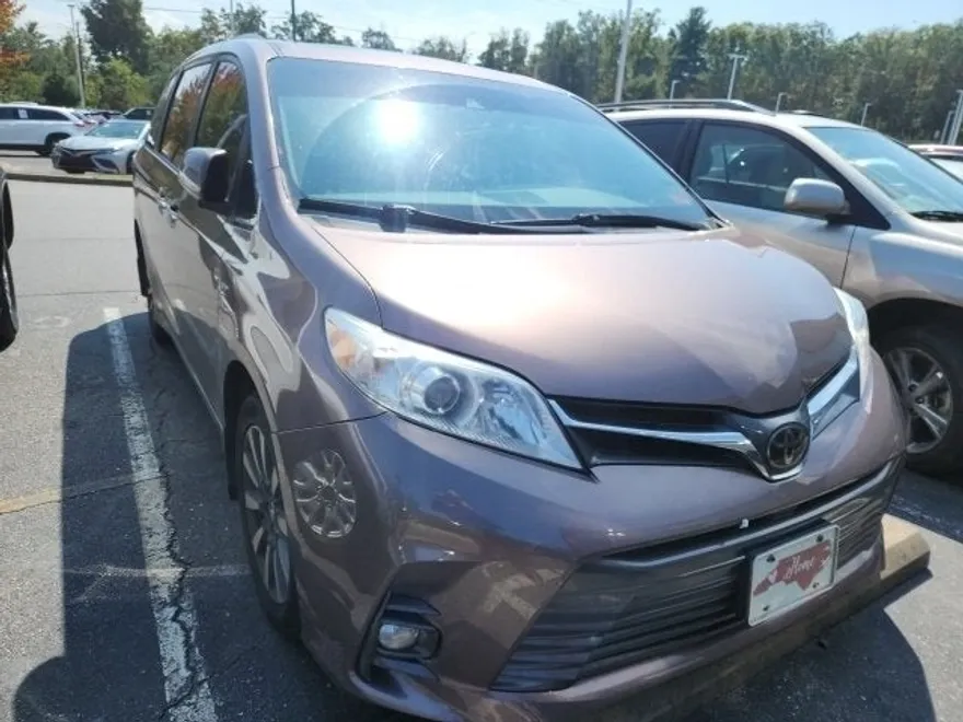 2018 Toyota Sienna XLE photo 1