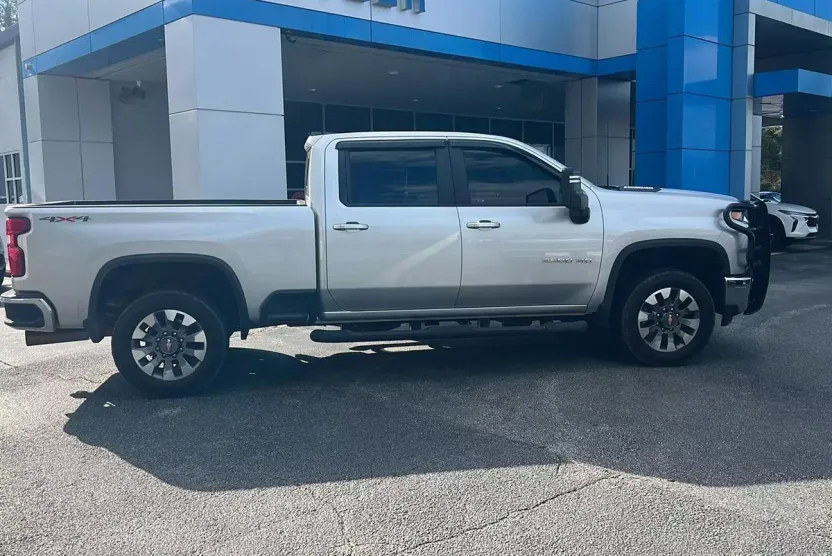 2022 Chevrolet Silverado 2500HD LT photo 1