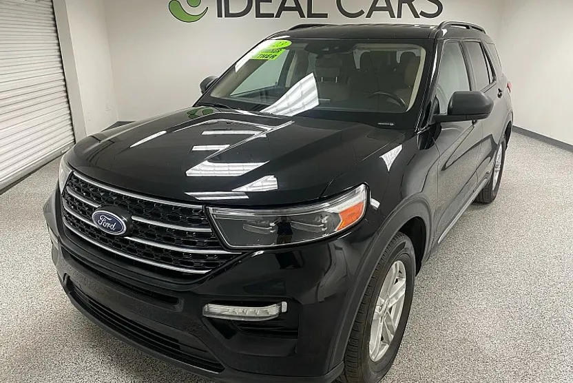 2023 Ford Explorer XLT photo 1