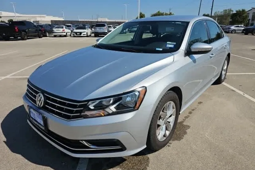 2017 Volkswagen Passat S photo 1