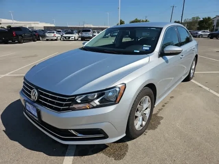 2017 Volkswagen Passat S photo 1