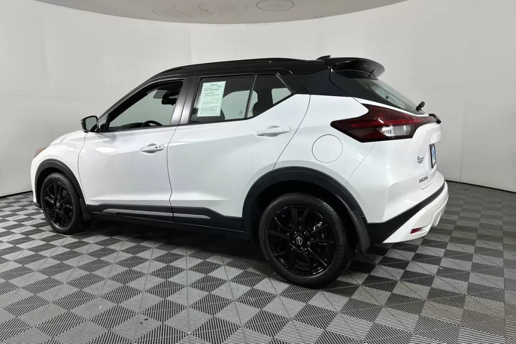 2024 Nissan Kicks SR photo 1